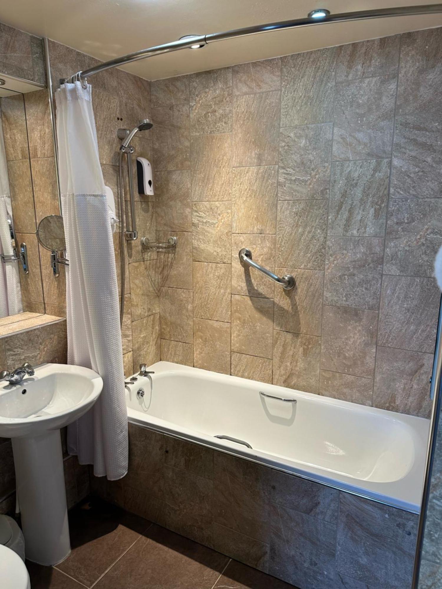 The Glen Hotel Нютънмор Екстериор снимка